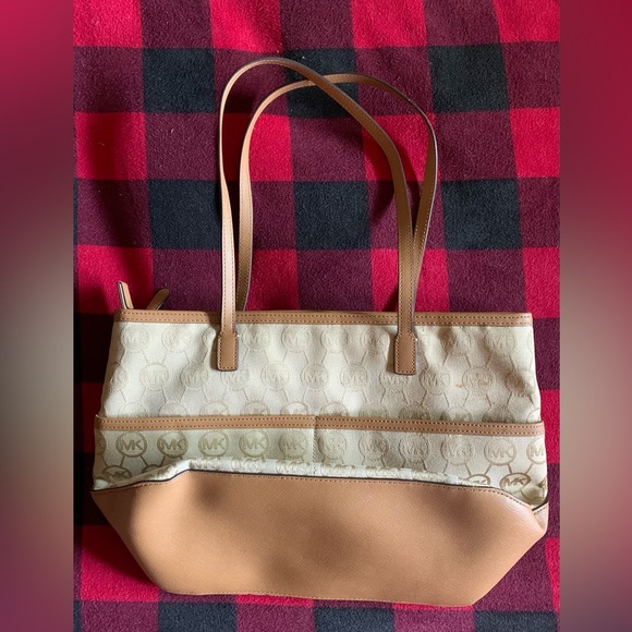 Michael Kors Kempton Signature Medium Tote. In good condition. - Picture 5 of 12